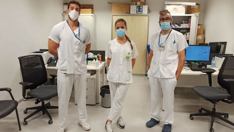 scar, Julia y Vctor, enfermeros del servicio de Urgencias del HUCA