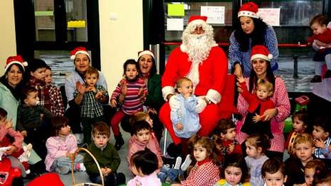 Pap� Noel visit� el d�a de Nochebuena a los ni�os de la escuela infantil Vila da Xunqueira, en Cee.
