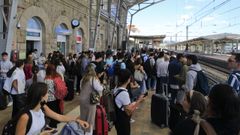 Pasajeros esperando al tren en la estaci�n de Santiago