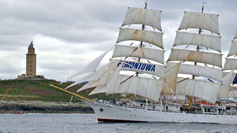 El Dar Mlodziezy llama la atencin por su tamao, con 109 metros de eslora. El barco polaco, con un peso que supera las 2.300 toneladas, fue botado en 1981 y ya recal en la ciudad en el 2012 y el 2022. Se trata del primer velero construido en Polonia que circunnaveg el mundo