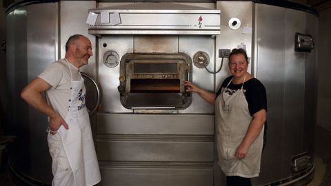 Carlos y Mnica gestionan la panadera-pizzera Rozas de Cospeito