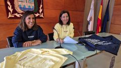 La concejal de Fiestas de Betanzos, Mar�a de los �ngeles Veiga, y la alcaldesa, Mar�a Barral, con la nueva sudadera promocional de Betanzos.