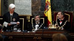 El rey Felipe VI, junto al presidente del Consejo General del Poder Judicial (CGPJ), Carlos Lesmes, escucha la intervenci�n de la fiscala general del Estado, Mar�a Jos� Segarra, en el acto de apertura del a�o judicial