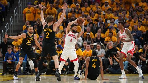 VanVleet, rodeado de jugadores de los Warriors en un lance del partido