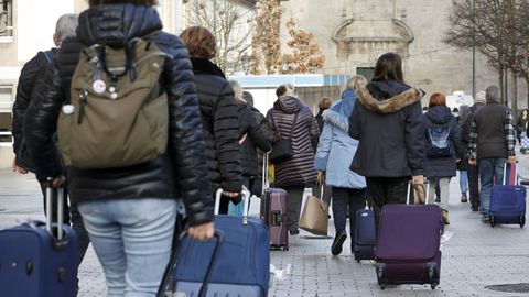 Turistas con maletas por el centro de Lugo, en una imagen de archivo.