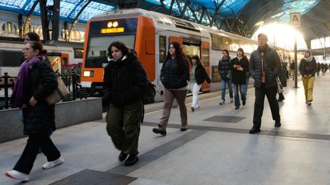 Aspecto de los andenes de la Estaci�n de Francia, en Barcelona, este martes cuando la compa��a Renfe mantiene su plan de reanudaci�n parcial del servicio de Rodalies y Regionales en Catalu�a.