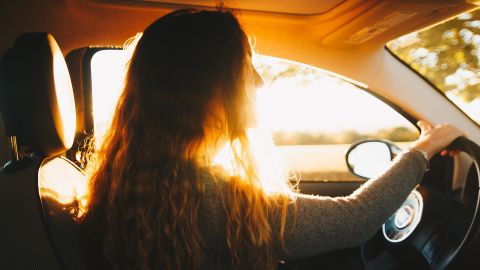 Imagen de archivo de una mujer conduciendo
