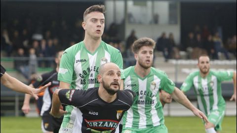 Juan Rodr�guez, con un rival del Todelano la pasada temporada