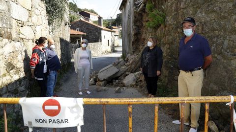 Los vecinos de O Rabado con las piedras que bloquean la calzada