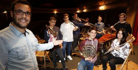 Los siete jvenes msicos, con edades entre los 13 y los 18 aos, con el director de la banda, Carlos Timiraos, ayer en el teatro. 