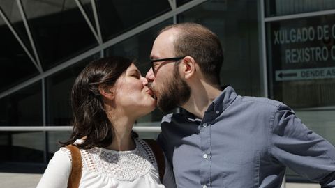 Laura y Miguel, reci�n casados a la salida del edificio judicial de Ourense