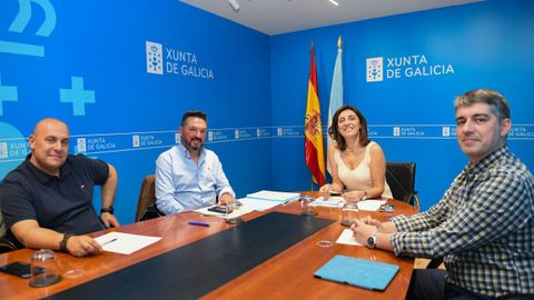 La conselleira Ángeles Vázquez, durante la reunión con el alcalde de Trasmiras, Emilio José Pazos.