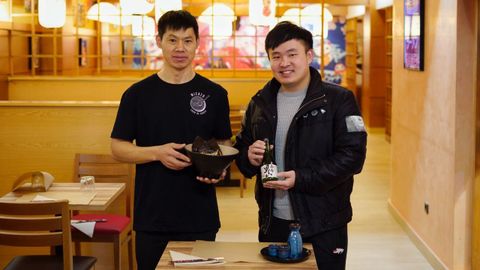 Miguel y Joaquín Chen, encargado y propietario respectivamente del nuevo restaurante de ramen