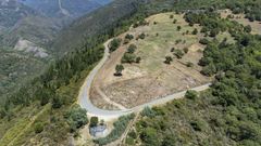 Una vista a�rea tomada con un dron muestra una gran parte de los terrenos que fueron desbrozados durante las �ltimas semanas en el entorno de la aldea de Bustelo de Fisteus