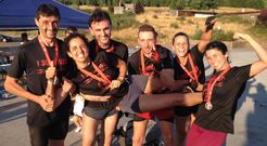 Priscila sujetada por sus compa�eros de equipo, entre ellos Jorge Mira, el segundo por la izquierda.