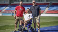 Luis Portabales, �lvaro Selas y Javier Rey posan en el estadio de O Couto.