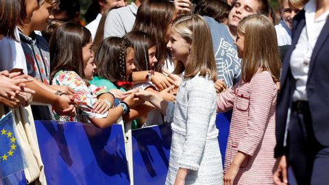 La princesa Leonor y la infanta Sofa, saludan a los asistentes tras realizar una ofrenda floral ante la estatua de Don Pelayo para conmemorar los 13 siglos transcurridos desde la fundacin del Reino de Asturias, hoy en el Museo de Covadonga