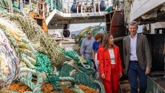 Marta Villaverde, conselleira de Mar, y Alfonso Rueda, presidente de la Xunta, presentaron el lunes las ayudas para fomentar el relevo generacional tras visitar en Cangas el arrastrero Eirado do Costal