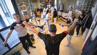 Parte del entrenamiento de fuerza con uso de pesas en la unidad.