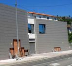 El turismo impact� dos veces contra el edificio oficial.