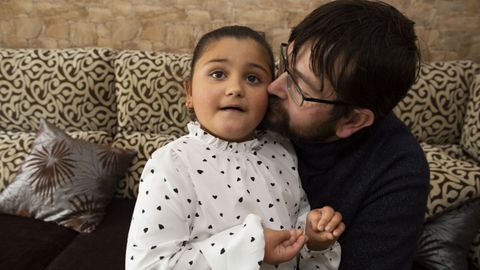 Daniela posa con su padre