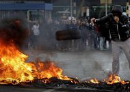 Los trabajadores de Alcoa en A Corua quemaron neumticos a la entrada de la factora. 