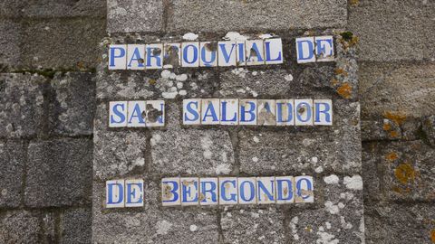 El letrero de la parroquia que est� en la fachada principal del monasterio de Bergondo.