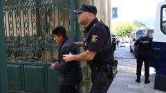 Llegada de los colombianos detenidos al juzgado de Muros