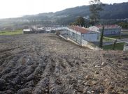 Aspecto actual de la parcela donde se ubicaban los chal�s derribados junto al camposanto. 