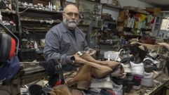 Manolo Mguez, vecino de Sar, tiene su segundo hogar en la nica zapatera del barrio, un humilde bajo de una casa de unos 8 metros de largo por 4 de ancho en el que repara cada semana cientos de pares, de nios y ancianos, sin perder la sonrisa. l no arregla paraguas ni hace llaves. Non teo tempo para iso, dice.