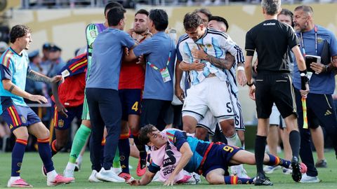 Paredes, sujetado por sus compa�eros, despu�s de agredir a Gavi. Atr�s, Scaloni agarra a Eric Garc�a.