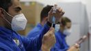Sanitarios preparando dosis de la vacuna contra el covid en Santiago de Compostela a principios de a�o