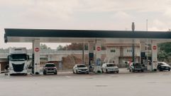 Veh&iacute;culos repostando en una gasolinera ourensana esta semana.