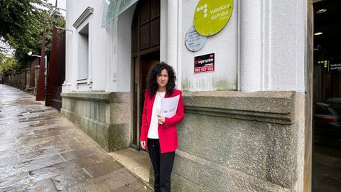 Katy Varela, frente a la oficina de la Valedora do Pobo