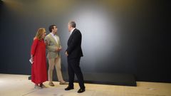 �ngeles Tilve, Luis L�pez e Rafa Dom�nguez, na sala onde se expor� �A derradeira leici�n do mestre�
