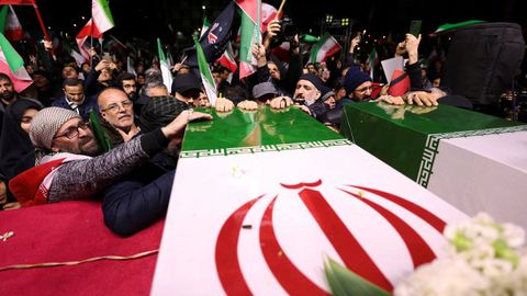 Iran�es tocan el ata�d de uno de los marinos de la fragata Iris Dena hundida por EE.UU.