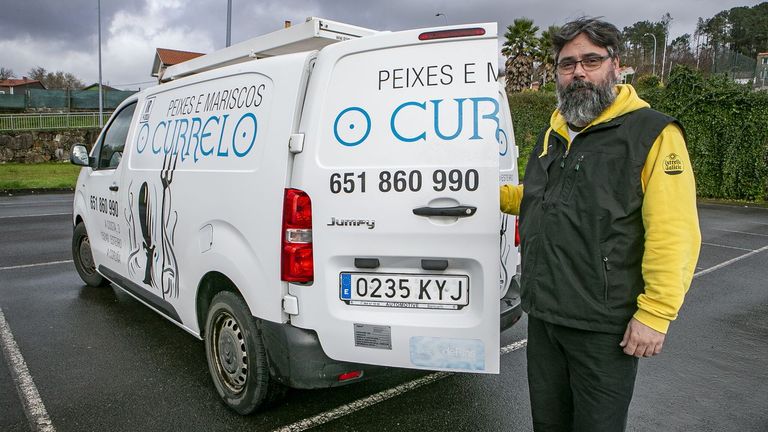 Jos&eacute; Javier Lago, vendedor de pescado a domicilio en el &aacute;rea de Muros y Mazaricos