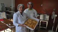 N�lida Sobrado y Ana Ledo, en el obrador de Taboada del que salen las galletas Xianas