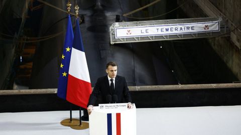 Emmanuel Macron habl� ante un gran submarino como muestra de fuerza.
