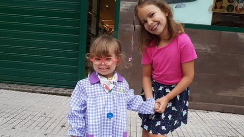 Lucas Parrondo Surez y su hermana Elsa en el primer da de clase del pequeo, en La Calzada, Gijn