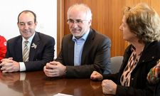 El presidente de Portos, entre el alcalde y la patrona mayor, ayer en Camari�as. 