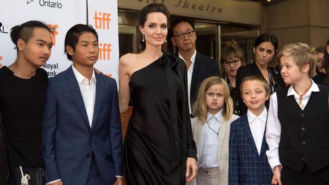 Angelina Jolie, rodeada de sus hijos