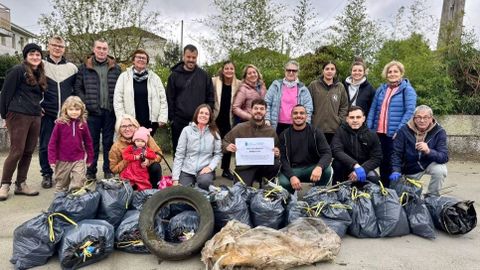 Participantes en la jornada de recogida de residuos en las Areeiras da Limia, en Sandi�s.