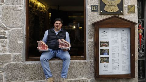 José Ribas lleva 17 años al frente del popular O'42, en la rúa do Franco. En el 2014 abrió en el Preguntoiro el Milongas, el primer local de una cadena que suma en siete años otros cinco restaurantes por Galicia. «Yo trabajo y roto por todos pero siempre vuelvo al O'42. Esta es mi casa», destaca