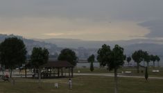 Imagen captada en O Burgo del humo procedente del fuego de Trazo y Carballo. 
