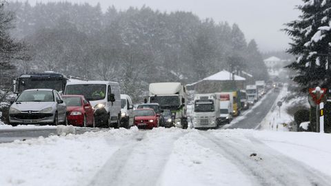 La nieve dificulta la circulacin por la N-640 a la altura del kilmetro 84 provocando grandes retenciones. 