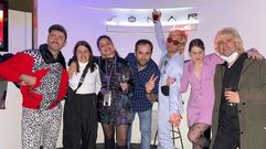 Miguel Lueiro (en el centro), disy�quey de la Sala S�nar, junto a las Tanxugueiras y Varry Brava en el local santiagu�s.