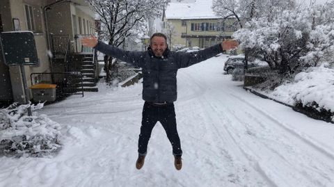 Jess Sambade, hijo de emigrantes de Camarias, en medio de la nieve de Zurich