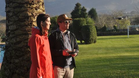 Laura Rodrguez y Diego Alonso vuelan un dron