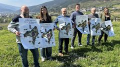 El cartel fue presentado en la parroquia por la autora, Ant�a Rodr�guez Montenegro (segunda por la izquierda) con los integrantes del grupo municipal de gobierno